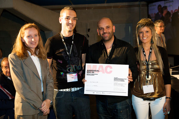 Entrega del Premi MAC MUltiplataforma a l'equip de L-mental: Pep Torres (Stereonoise) i Dani i Núria Sala (E2S Produccions)