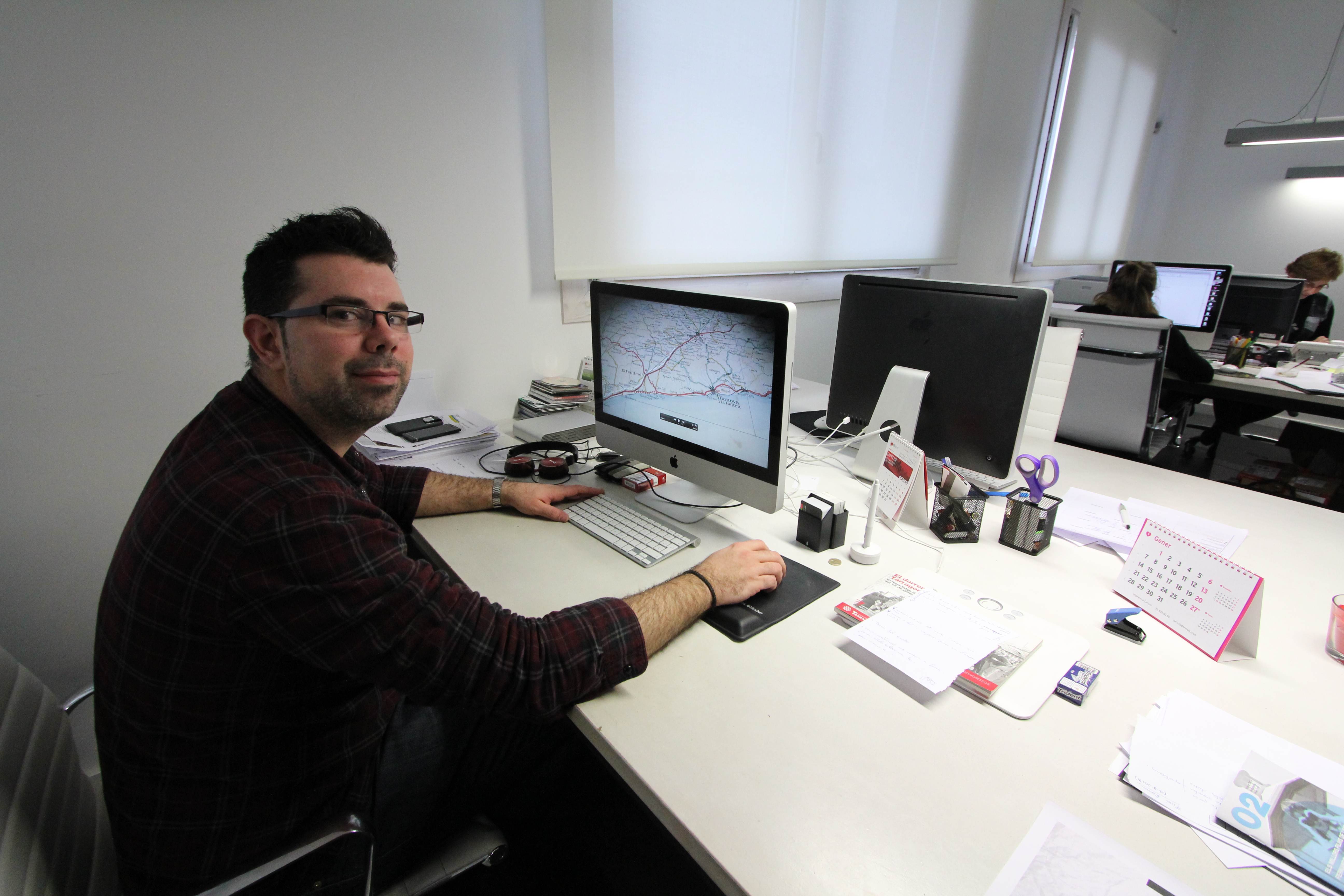 Sergio García, responsable de motion graphics d'E2S Productora, prepara el grafisme del pilot.