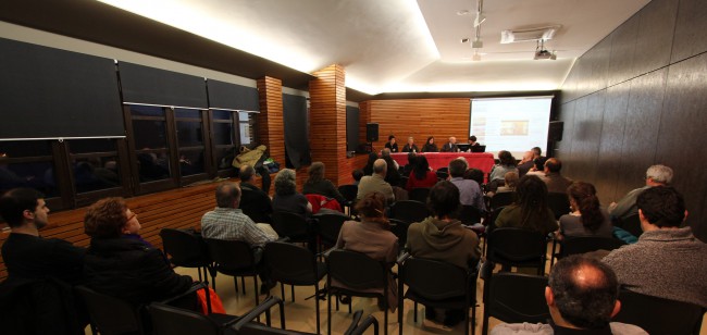 La sala de Cultura de l'Ajuntament de Solsona va escoltar atentament les experiències intergeneracionals de memòria històrica.
