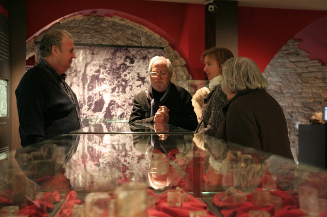Un moment de la visita al museu, amb un dels seus impulsors, el cardoní Manuel Sala (esquerra).