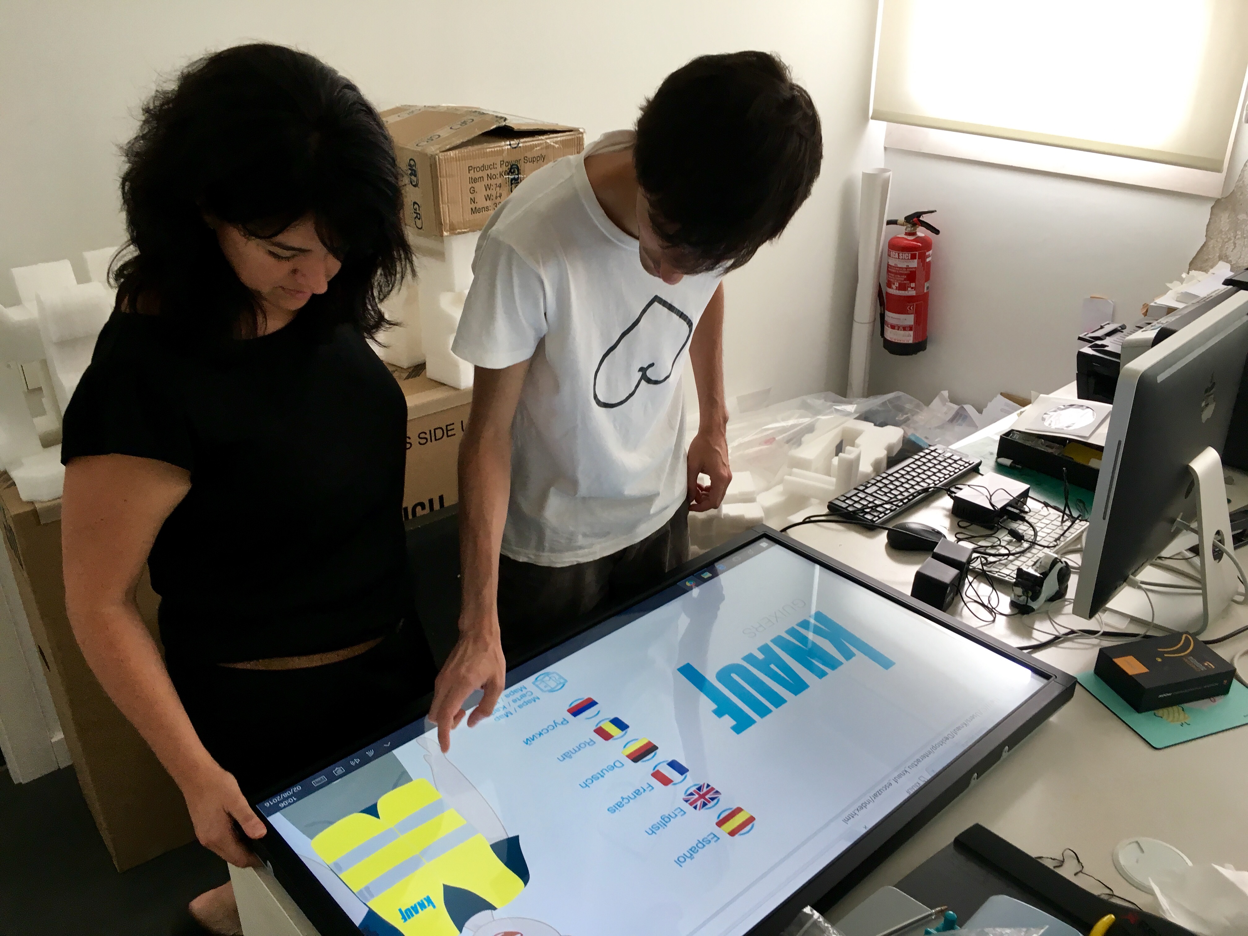 El nostre expert en programació, l'Eladi Sánchez, repassa el funcionament del dispositiu amb la Marta Ripollès (realitzadora).
